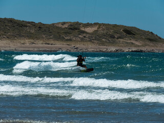 Kitesurf en la costa de playas doradas en Sierra Grande, Rio negro