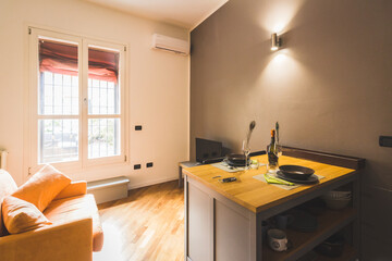 Interno monolocale con isola