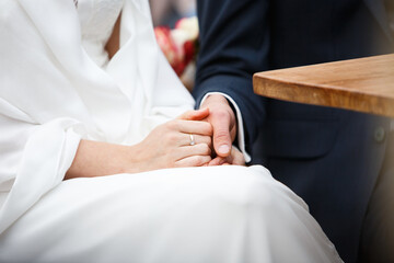 Obraz na płótnie Canvas Brautpaar hält Händchen bei Trauung