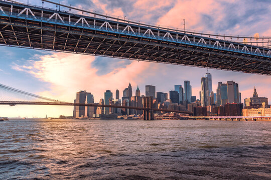 Puentes de Manhattan y Brooklin con panorama de Nueva York