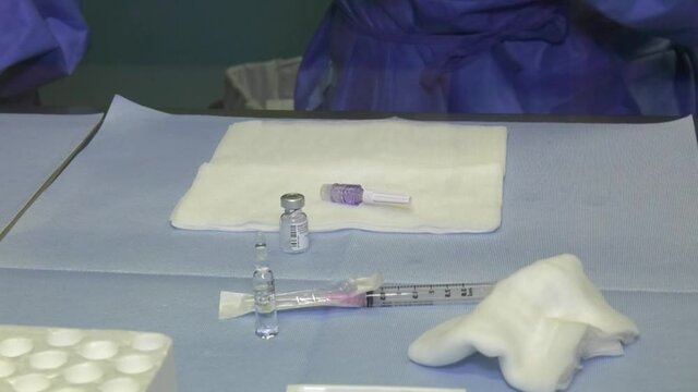 preparazione del vaccino anti covid 19 pfizer biontech prima di essere somministrato alla popolazione