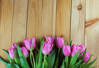 Tulipany widok z góry flat lay na tle drewnianych desek