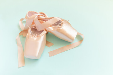 Slats personalizados com sua foto New pastel beige ballet shoes with satin ribbon isolated on blue background. Ballerina classical pointe shoes for dance training. Ballet school concept. Top view flat lay, copy space