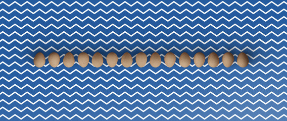 Jajka na niebieskiej teksturze © Piotr