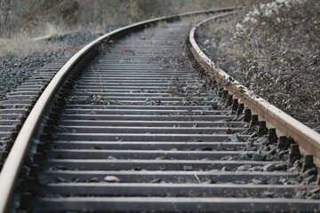 Eisenbahnschienen mit Betonschwellen
