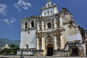 Fototapeta na wymiar Paisajes y rincones de la ciudad colonial de Antigua, en el sur de Guatemala
