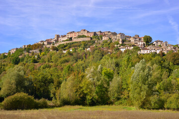Fototapeta na wymiar Cordes-sur-Ciel (81170) sur la colline, département du Tarn en région Occitanie, France