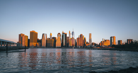 Obraz premium panoramic city new york sky buildings reflections water sea usa united states 
