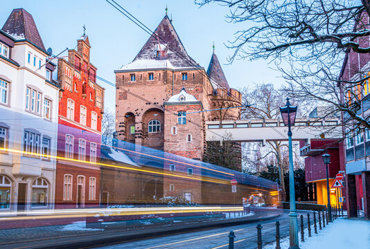 Lichtstreifen einer vorbeifahrenden Stra&szlig;enbahn vor dem Obertor in Neuss