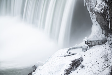 Fototapeta na wymiar Niagara falls in Winter