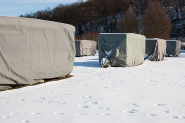 Wohnwagen mit Abdeckung überwintern
