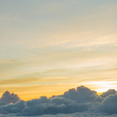 Nubes con atardecer en el cielo color anaranjado