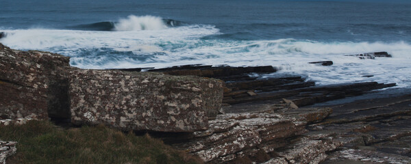 ocean fale uderzaja o brzeg © Jaroslaw
