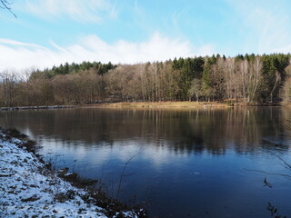 Obraz premium Glashütter Weiher&nbsp;- ein künstlich angelegter&nbsp;Weiher&nbsp;(eigentlich ein&nbsp;Stausee) bei&nbsp;Rohrbach&nbsp;im&nbsp;Saarland 
