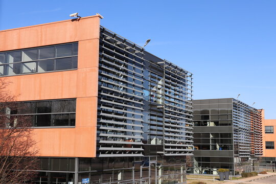 Immeubles de bureaux modernes dans le parc d'activit&eacute;s nomm&eacute; "Ilena Park", ville de Saint Priest, d&eacute;partement du Rh&ocirc;ne, France