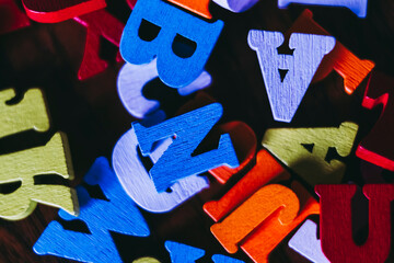 Lettres en bois colorées - Arrière plan couleurs et formes lettres