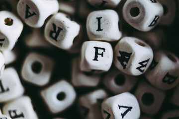 Cubes en bois avec des lettres noir et blanc - Arrière plan design lettres