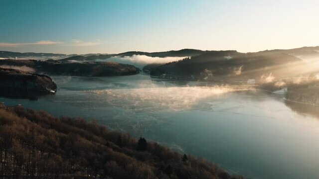 Sonnenaufgang &uuml;ber See