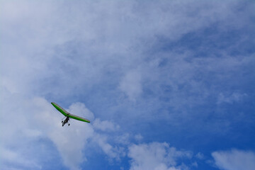 Avión ultra ligero sobre cielo nublado