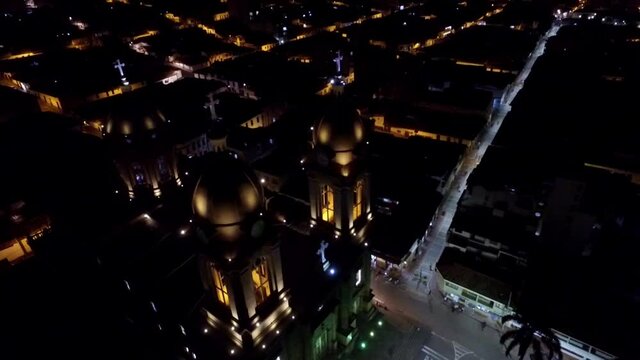 Exterior de noche de  SACRO SANTA BAS&Iacute;LICA NUESTRA SE&Ntilde;ORA DEL SOCORRO- SOCORRO-SANTANDER-COLOMBIA . IGLESIA LATINOAMERICA 