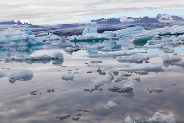 Iceland, Icebergs in Jokulsarlon lagoon