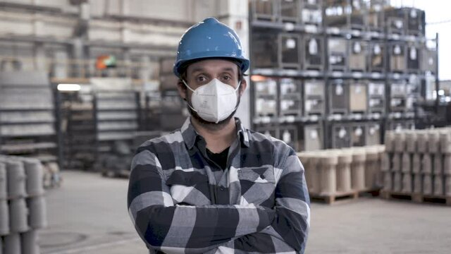 Arbeiter in Industriehalle mit Corona Maske 