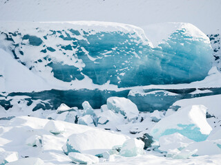 Fototapeta na wymiar Glacier Svinafellsjoekull in Vatnajokull National Park in winter, Iceland.