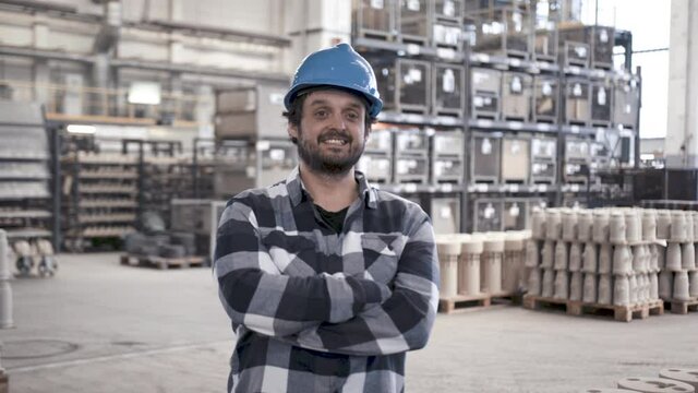 Arbeiter in Industriehalle