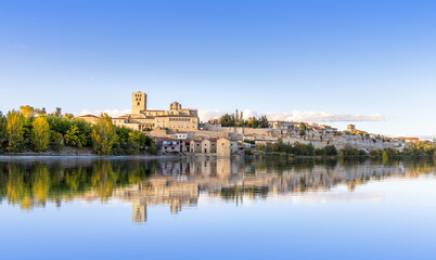 Fototapeta na wymiar view of the medieval city of Zamora, Spain - Douro River.
