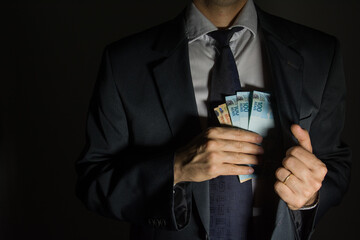 Imagem mostrando dinheiro brasileiro em situação que pode ser de negócios, compra, pagamentos ou...