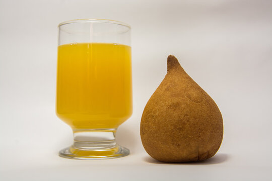 Coxinha e suco de laranja, t&iacute;pico lanche salgado feito com carne de frango muito comum em lanchonetes, festas e bares de todo o Brasil.
