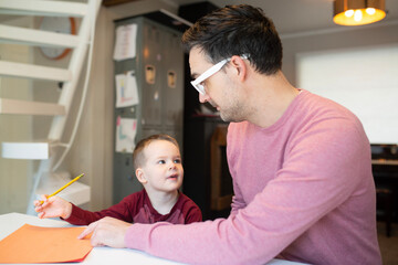 Obraz premium dad and son on a computer