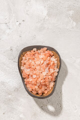 Fototapeta na wymiar pink himalayan salt, in bowl on white background