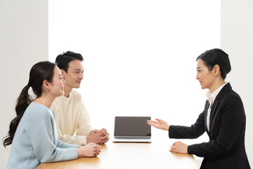 説明を受けるカップル　夫婦　