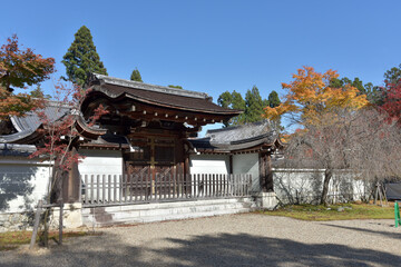秋の神護寺　書院の門　京都市