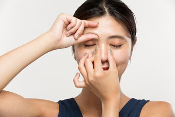 フェイシャルマッサージする女性