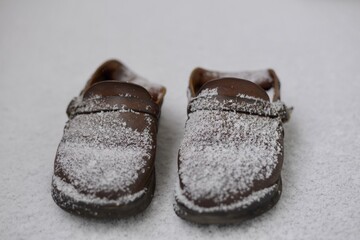 雪の降りかかった靴