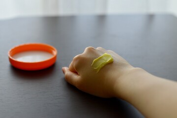 ハンドクリームを塗った手