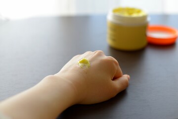 ハンドクリームを塗った手