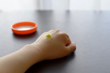 ハンドクリームを塗った手