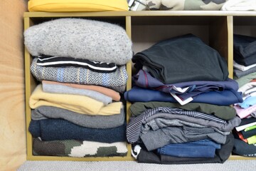 たたんで積んである洋服