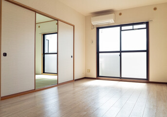 賃貸　和室が隣接するリビングルーム