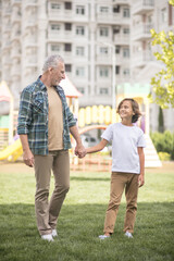 Obraz premium Dad and son walking together hand in hand