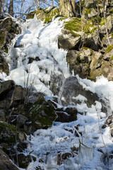 Leyenbach-Wasserfall im Winter mit Eis und Schnee
