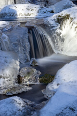 Leyenbach-Wasserfall im Winter mit Eis und Schnee