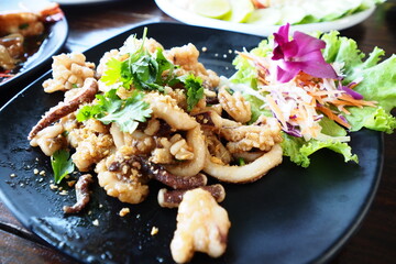 Fried squid with garlic is a great menu that children are very popular to order.