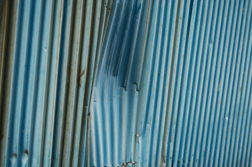 へこんだトタン壁