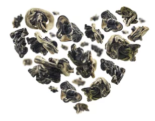 Fotobehang Thee assortiment Gedroogde Oolong-thee in de vorm van een hart op een witte achtergrond