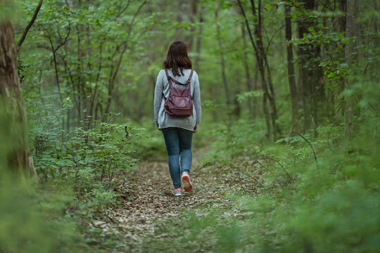 Mujer paseando por el bosque