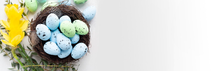 Obraz na płótnie Canvas Easter eggs and flowers
